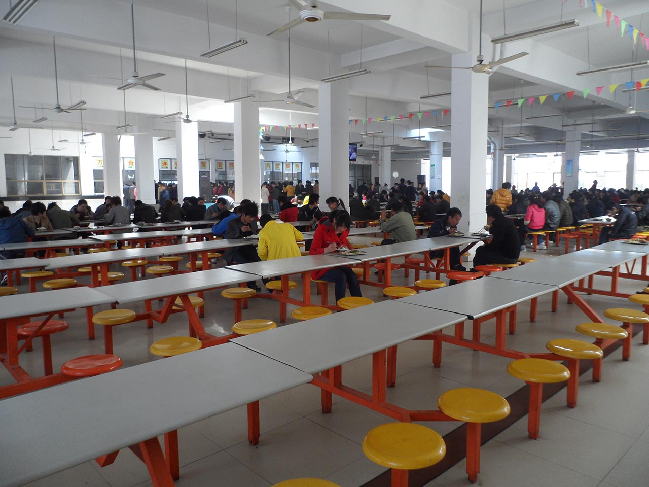 三合一送料機廠員工就餐 三合一送料機廠員工就餐