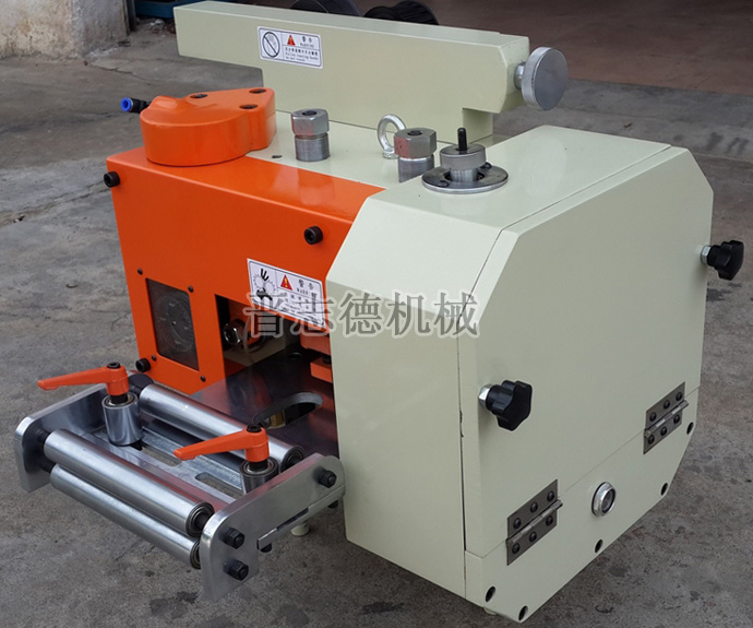 四輪四驅(qū)齒輪送料機(jī) 四輪四驅(qū)齒輪送料機(jī)