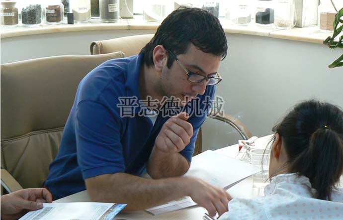 客戶交談送料機(jī)設(shè)備