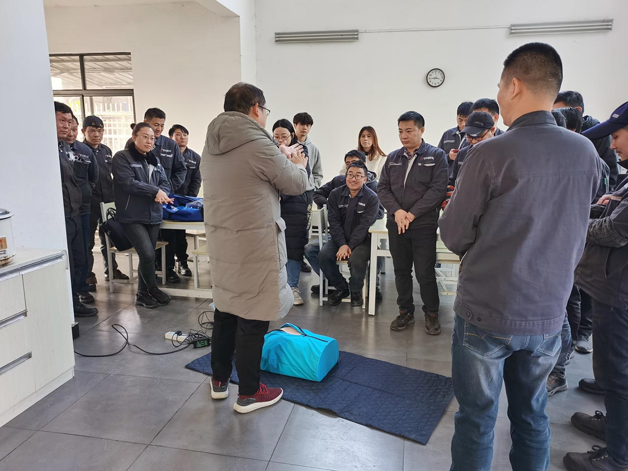 江蘇送料機(jī)廠觸電急救演練 江蘇送料機(jī)廠觸電急救演練